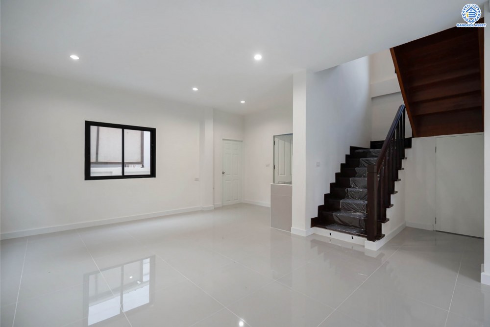 บ้านมือสองตกแต่งใหม่ โครงการ บุรีรมย์ วัดพระเงิน หน้าบ้านไม่ชนใคร เนื้อที่ 37.1 ตร.ว. ฟังก์ชัน 3 ห้องนอน 2 ห้องน้ำ 1 ที่จอดรถ พื้นที่ใช้สอยกว้างขวาง เดินทางสะดวกสบาย บนทำเลเชื่อมต่อถนนกาญจนาภิเษก ใกล้เซ็นทรัลเวสต์เกต โครงการรถไฟฟ้าสายสีม่วง "สถานีตลาดบางใหญ่" และทางด่วนศรีรัช...